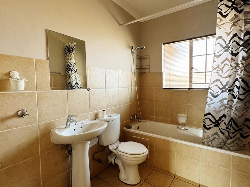 3 BEDROOM, 2 BATHROOM, SECOND FLOOR SPACIOUS OPEN PLAN APARMENT WITH BALCONY  - Photo 8