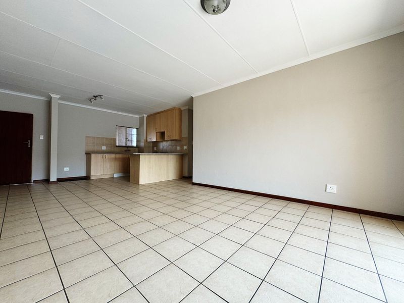 3 BEDROOM, 2 BATHROOM, SECOND FLOOR SPACIOUS OPEN PLAN APARMENT WITH BALCONY  - Photo 7