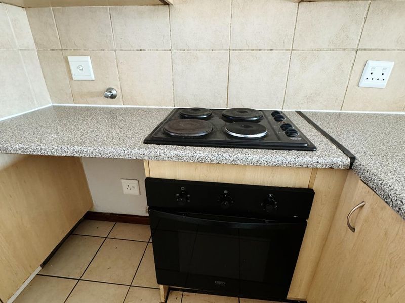 3 BEDROOM, 2 BATHROOM, SECOND FLOOR SPACIOUS OPEN PLAN APARMENT WITH BALCONY  - Photo 4