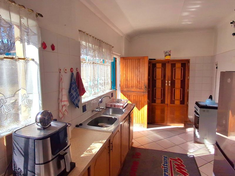 Spacious 4-Bedroom Family Home Within Walking Distance to a Primary School and Shopping Centers - Photo 2