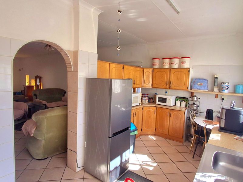 Spacious 4-Bedroom Family Home Within Walking Distance to a Primary School and Shopping Centers - Photo 5