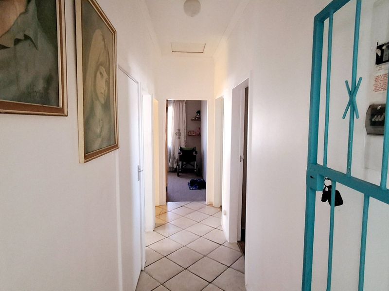 Spacious 4-Bedroom Family Home Within Walking Distance to a Primary School and Shopping Centers - Photo 4