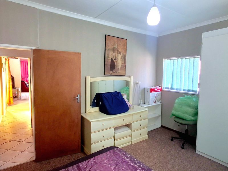 Spacious 4-Bedroom Family Home Within Walking Distance to a Primary School and Shopping Centers - Photo 10