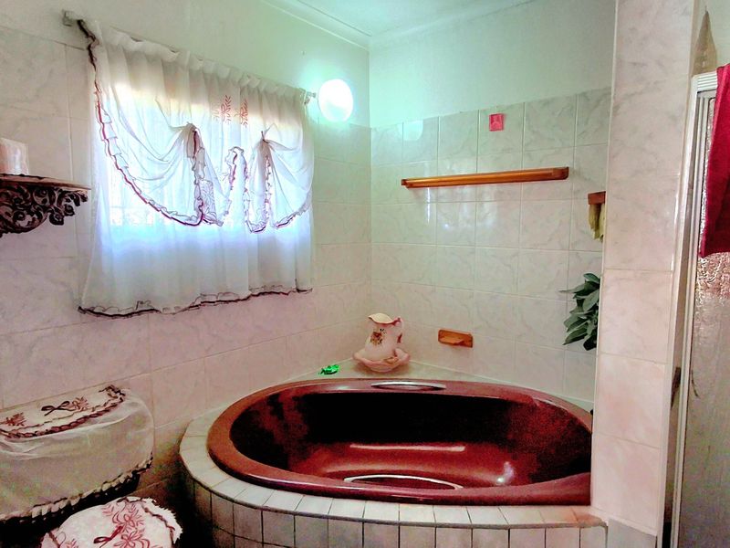 Spacious 4-Bedroom Family Home Within Walking Distance to a Primary School and Shopping Centers - Photo 9