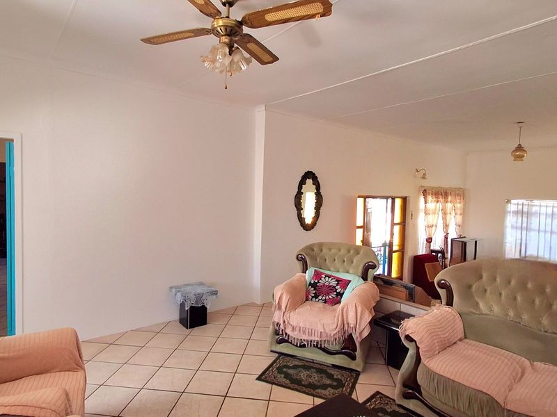 Spacious 4-Bedroom Family Home Within Walking Distance to a Primary School and Shopping Centers - Photo 7