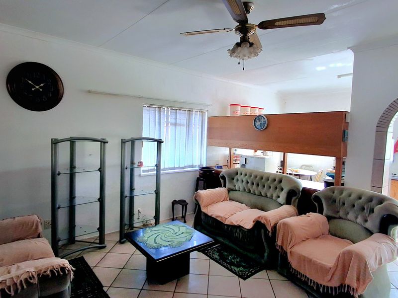 Spacious 4-Bedroom Family Home Within Walking Distance to a Primary School and Shopping Centers - Photo 6