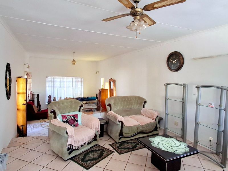 Spacious 4-Bedroom Family Home Within Walking Distance to a Primary School and Shopping Centers - Photo 3