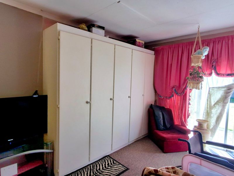 Spacious 4-Bedroom Family Home Within Walking Distance to a Primary School and Shopping Centers - Photo 8