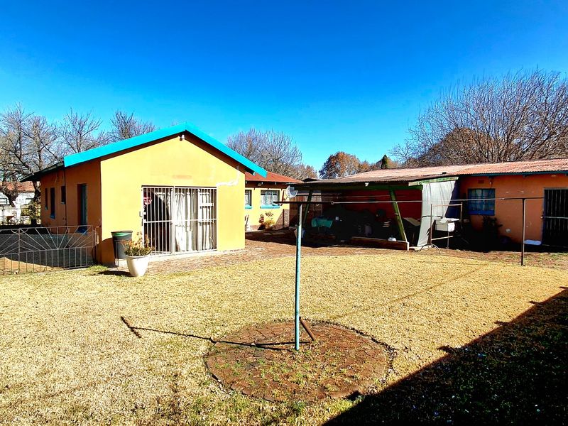 Spacious 4-Bedroom Family Home Within Walking Distance to a Primary School and Shopping Centers - Photo 1