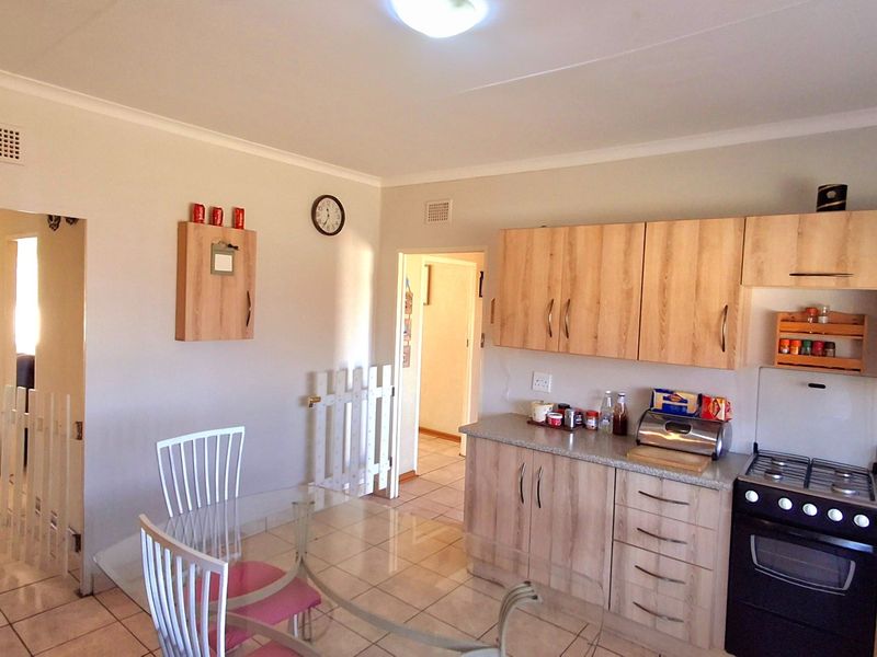 3-Bedroom Family Home Plus 2-Bedroom Flat Near Primary School - Photo 5