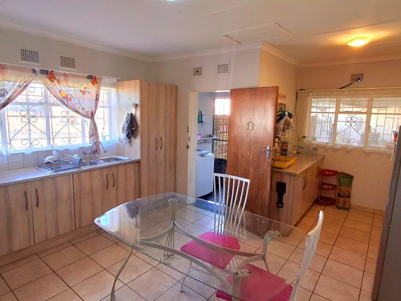 3-Bedroom Family Home Plus 2-Bedroom Flat Near Primary School - Photo 2