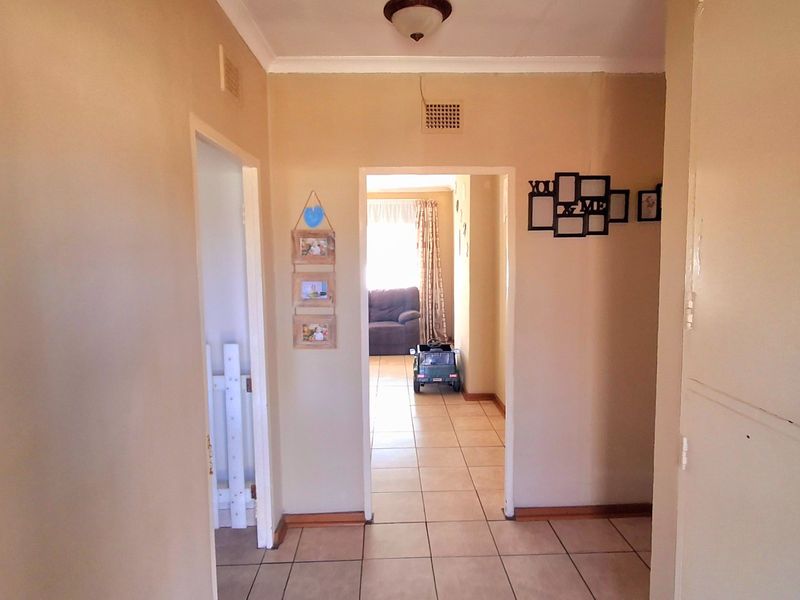 3-Bedroom Family Home Plus 2-Bedroom Flat Near Primary School - Photo 4