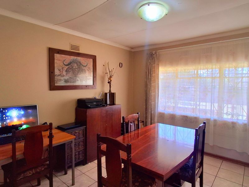 3-Bedroom Family Home Plus 2-Bedroom Flat Near Primary School - Photo 9