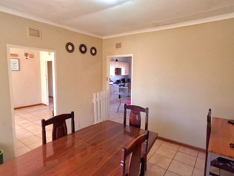 3-Bedroom Family Home Plus 2-Bedroom Flat Near Primary School - Photo 10