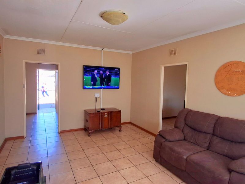 3-Bedroom Family Home Plus 2-Bedroom Flat Near Primary School - Photo 3