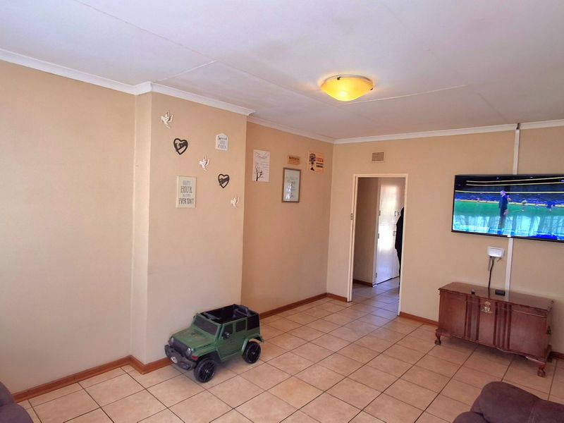 3-Bedroom Family Home Plus 2-Bedroom Flat Near Primary School - Photo 8