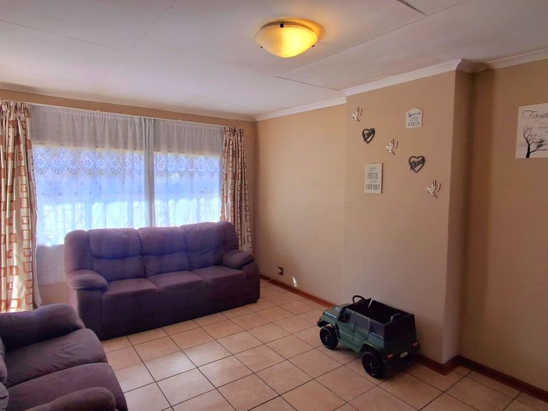 3-Bedroom Family Home Plus 2-Bedroom Flat Near Primary School - Photo 7