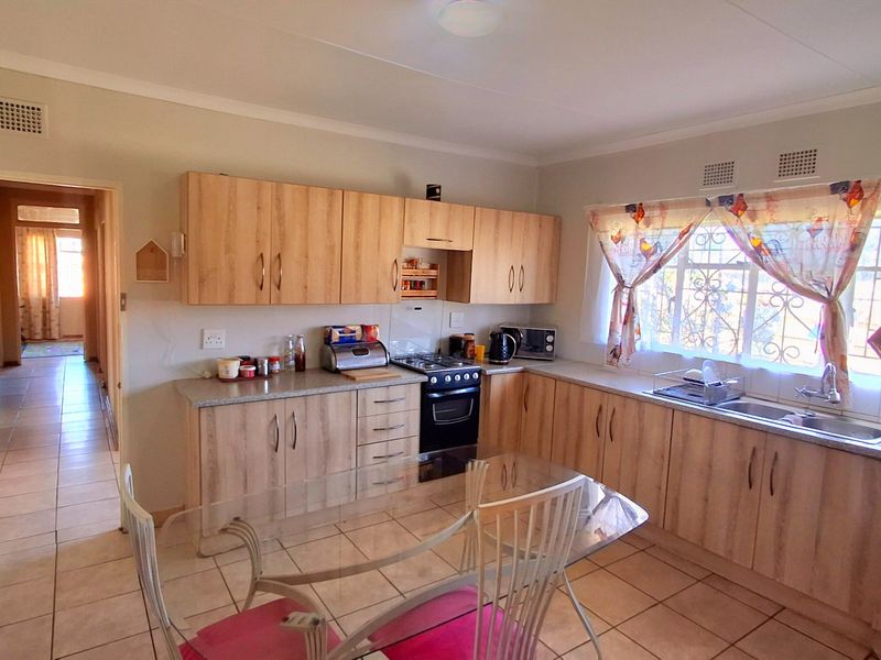 3-Bedroom Family Home Plus 2-Bedroom Flat Near Primary School - Photo 6