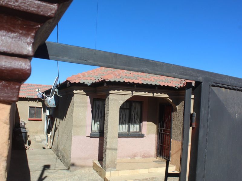 2  Bedroom House with 3 Outside Rooms - Photo 5