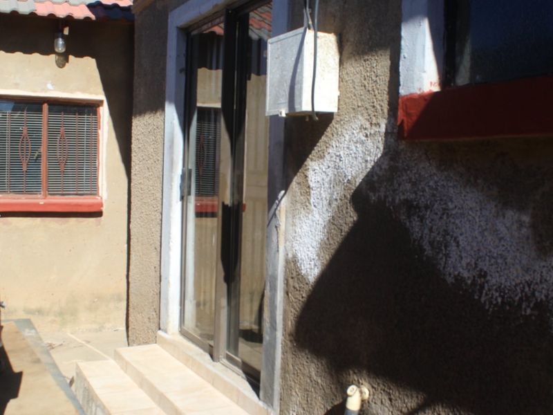 2  Bedroom House with 3 Outside Rooms - Photo 4