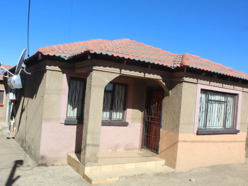 2  Bedroom House with 3 Outside Rooms - Photo 3