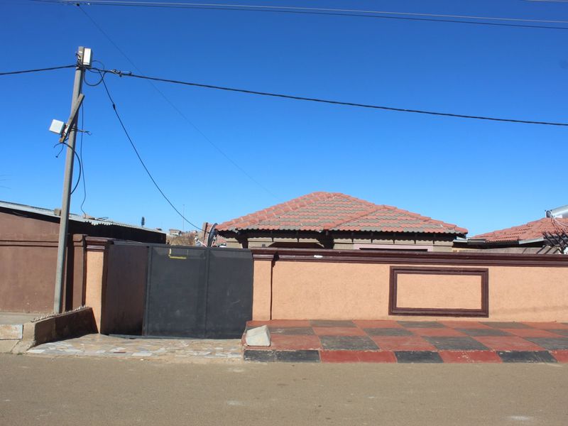 2  Bedroom House with 3 Outside Rooms - Photo 6
