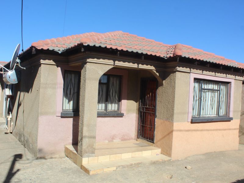 2  Bedroom House with 3 Outside Rooms - Photo 2