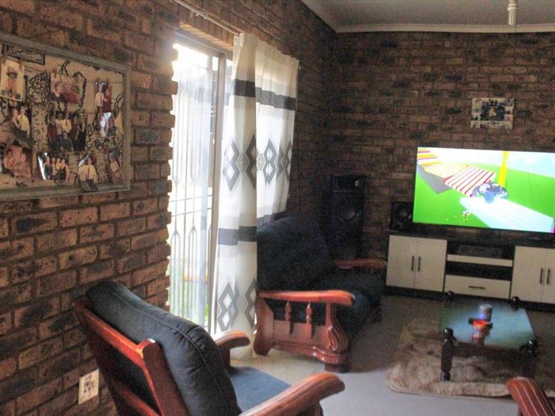 Spacious Four-Bedroom Family Home with Study - Photo 2