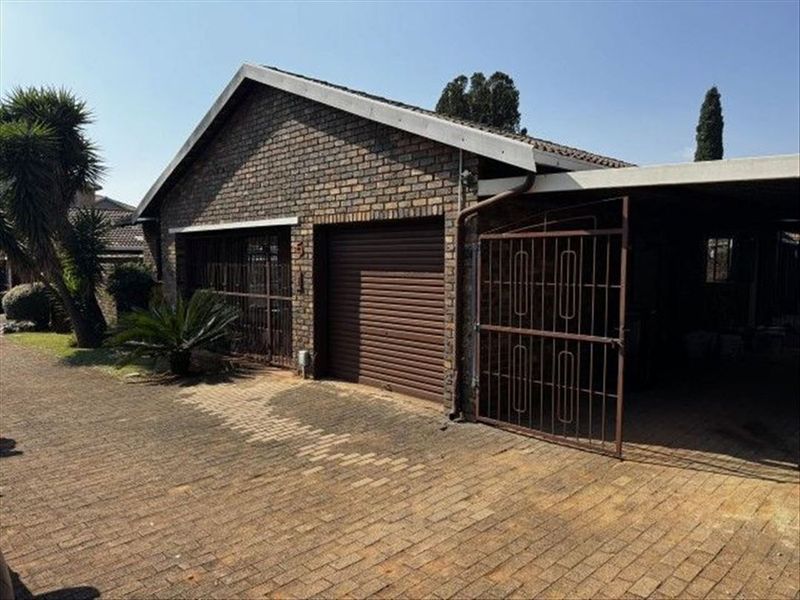 Charming Three-Bedroom Home with Study - Photo 3