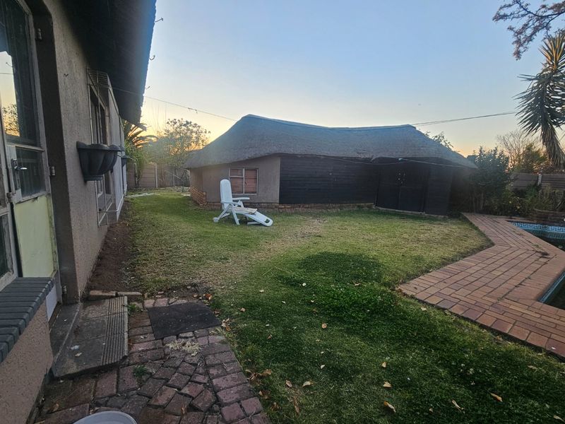 3 Bed, 2 bath fixer for sale - Photo 3
