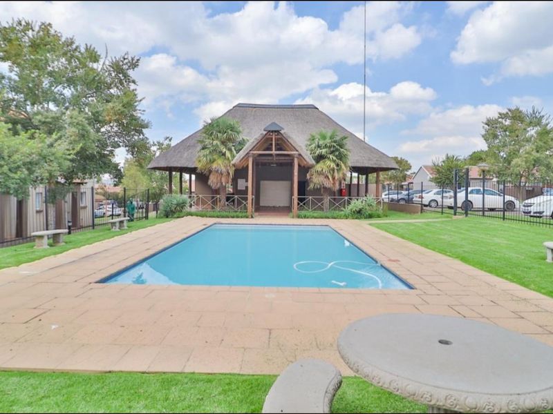 3 Bedroom Simplex For Sale - Photo 2