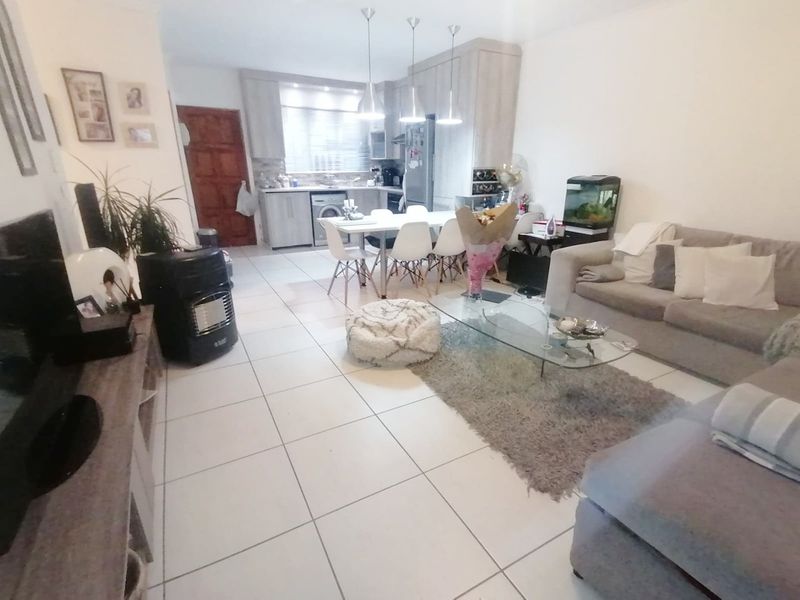 3 Bedroom Simplex For Sale - Photo 6