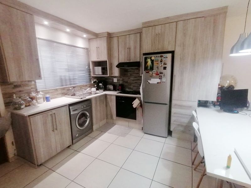 3 Bedroom Simplex For Sale - Photo 3