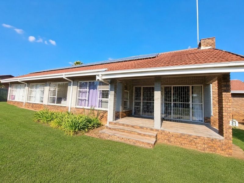 4 BEDROOM TOWNHOUSE IN WILKOPPIES - Photo 4