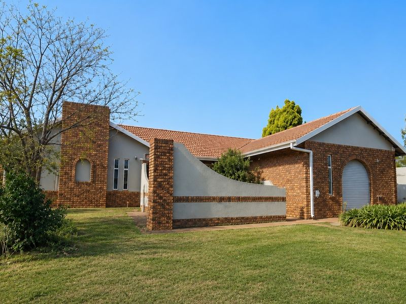4 BEDROOM TOWNHOUSE IN WILKOPPIES - Photo 1