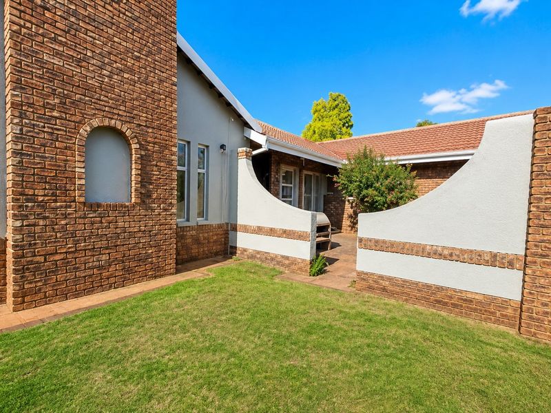 4 BEDROOM TOWNHOUSE IN WILKOPPIES - Photo 2