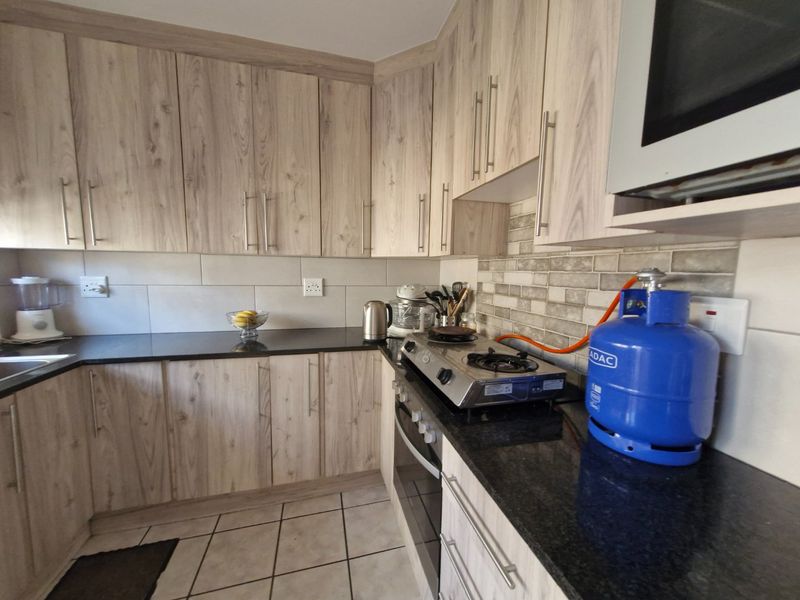  Modern Contemporary ,,,,,,,,,, 2 Bedrooms ,,1 Bathrooms,,  1 Lock Garage,, Private Garden, Staff Quarters ,, Pet Friendly  Townhouse  - Photo 3