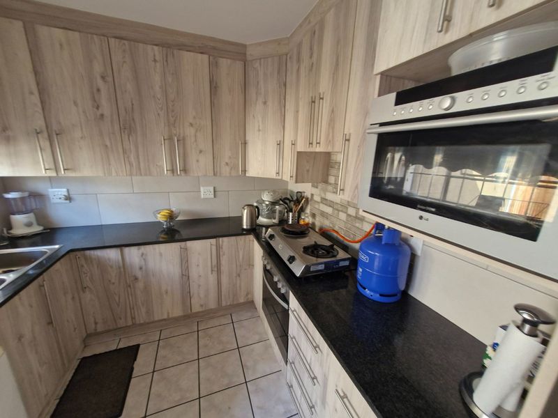  Modern Contemporary ,,,,,,,,,, 2 Bedrooms ,,1 Bathrooms,,  1 Lock Garage,, Private Garden, Staff Quarters ,, Pet Friendly  Townhouse  - Photo 2