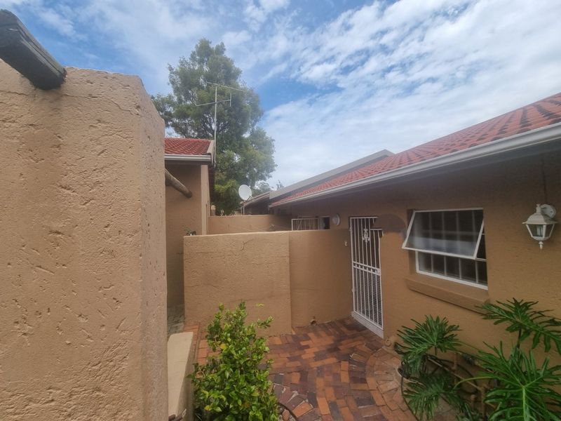  Modern Contemporary ,,,,,,,,,, 2 Bedrooms ,,1 Bathrooms,,  1 Lock Garage,, Private Garden, Staff Quarters ,, Pet Friendly  Townhouse  - Photo 7