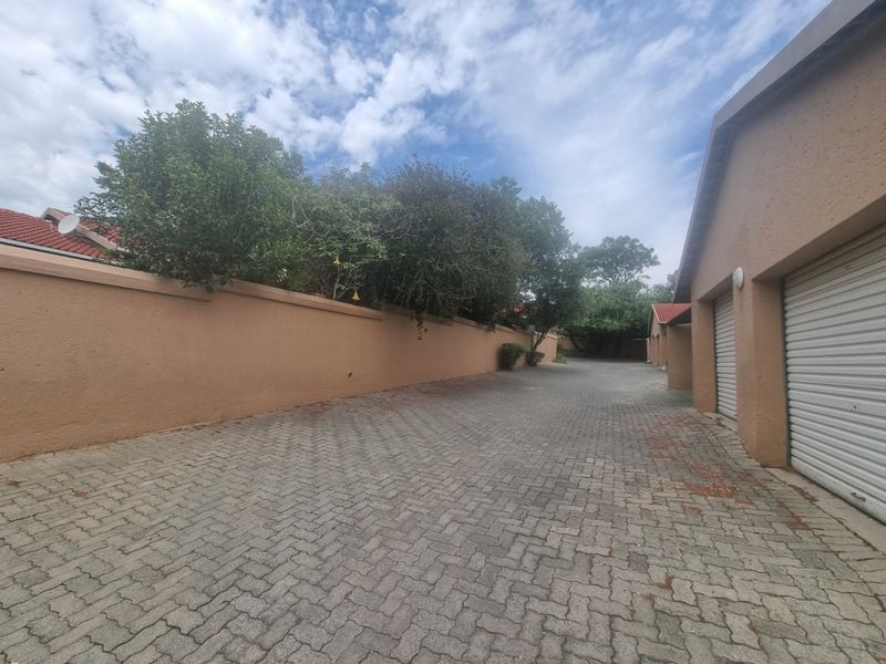  Modern Contemporary ,,,,,,,,,, 2 Bedrooms ,,1 Bathrooms,,  1 Lock Garage,, Private Garden, Staff Quarters ,, Pet Friendly  Townhouse  - Photo 6