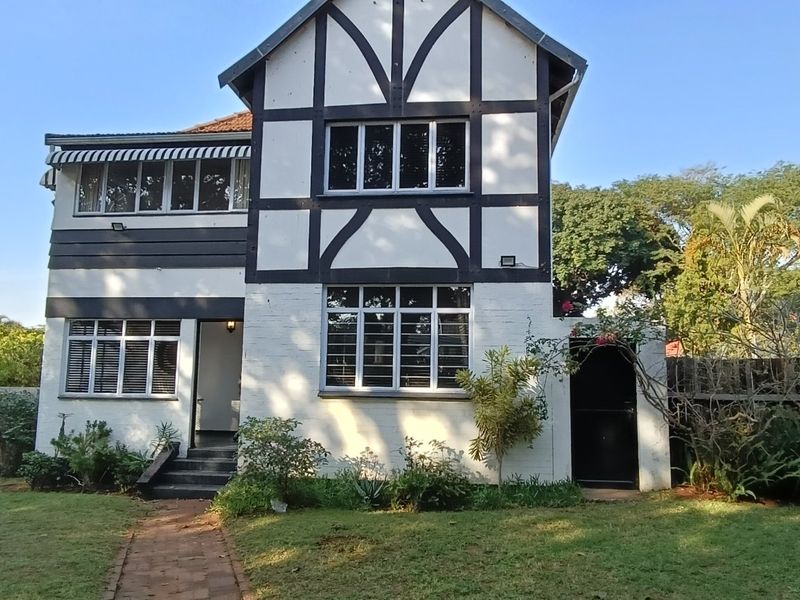 To let in Athlone, a spacious, double storey, pet friendly family home with pool. - Photo 2