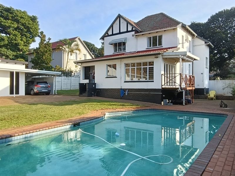 To let in Athlone, a spacious, double storey, pet friendly family home with pool. - Photo 1