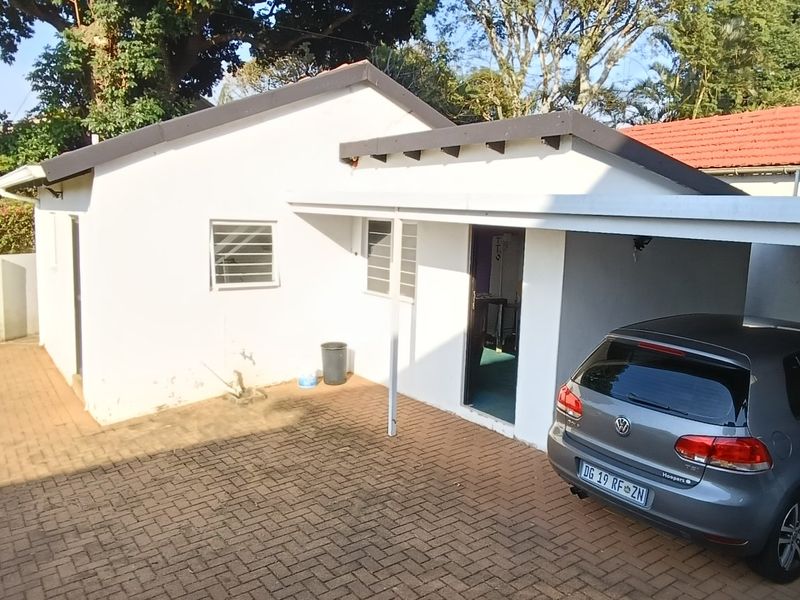To let in Athlone, a spacious, double storey, pet friendly family home with pool. - Photo 5