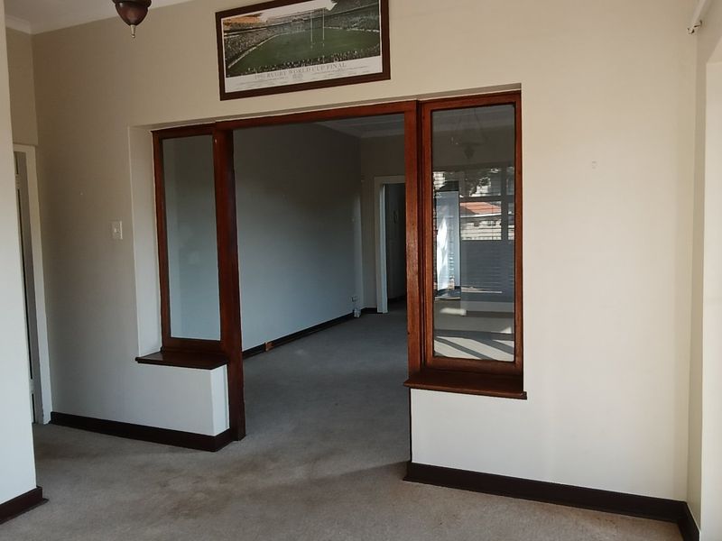 To let in Athlone, a spacious, double storey, pet friendly family home with pool. - Photo 10