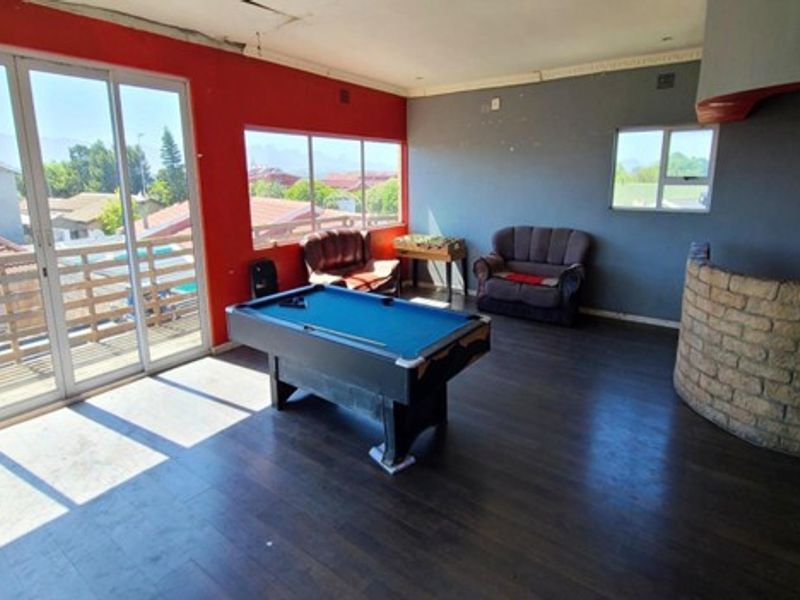 5 bedroom House in Malibu Village. - Photo 8