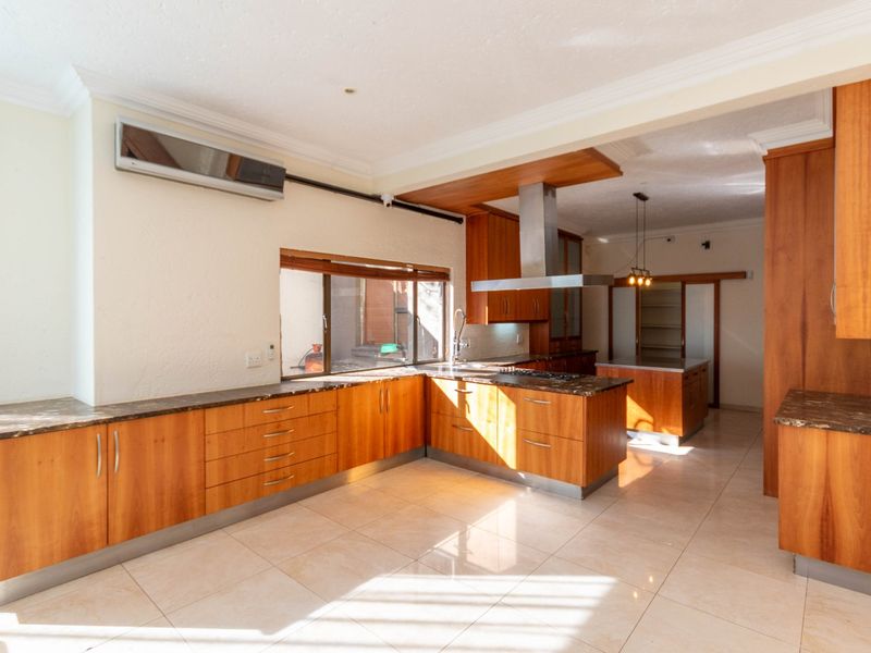 Spacious Family Home with Exceptional Potential in the Heart of Bryanston... - Photo 4