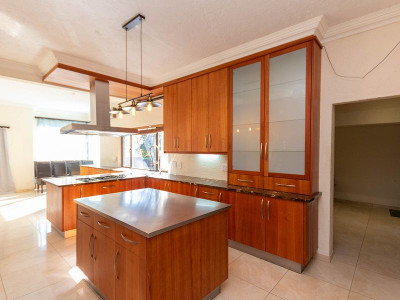 Spacious Family Home with Exceptional Potential in the Heart of Bryanston... - Photo 8