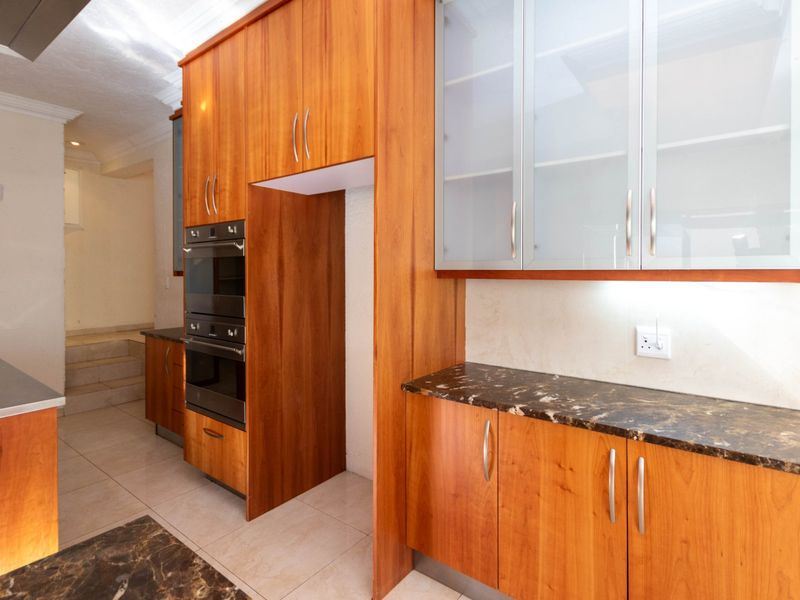 Spacious Family Home with Exceptional Potential in the Heart of Bryanston... - Photo 7