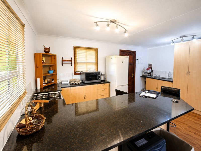 2-bedroom log cabin situated on a farm in the Beynespoort area, - Photo 2