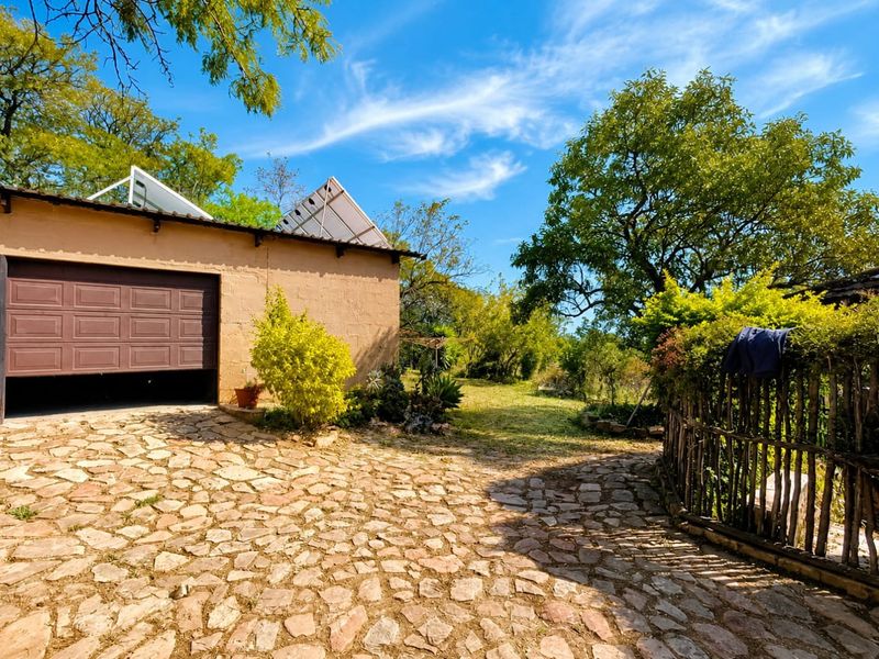 2-bedroom log cabin situated on a farm in the Beynespoort area, - Photo 9
